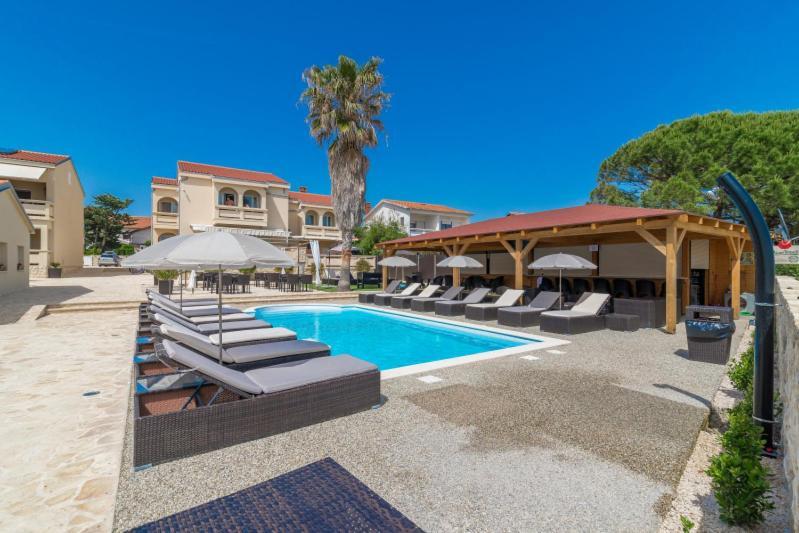 Riviera Resort Вир Экстерьер фото